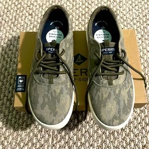 NWT Boys Sperry Topsider spinnaker washable camo shoes new with box! Size 4